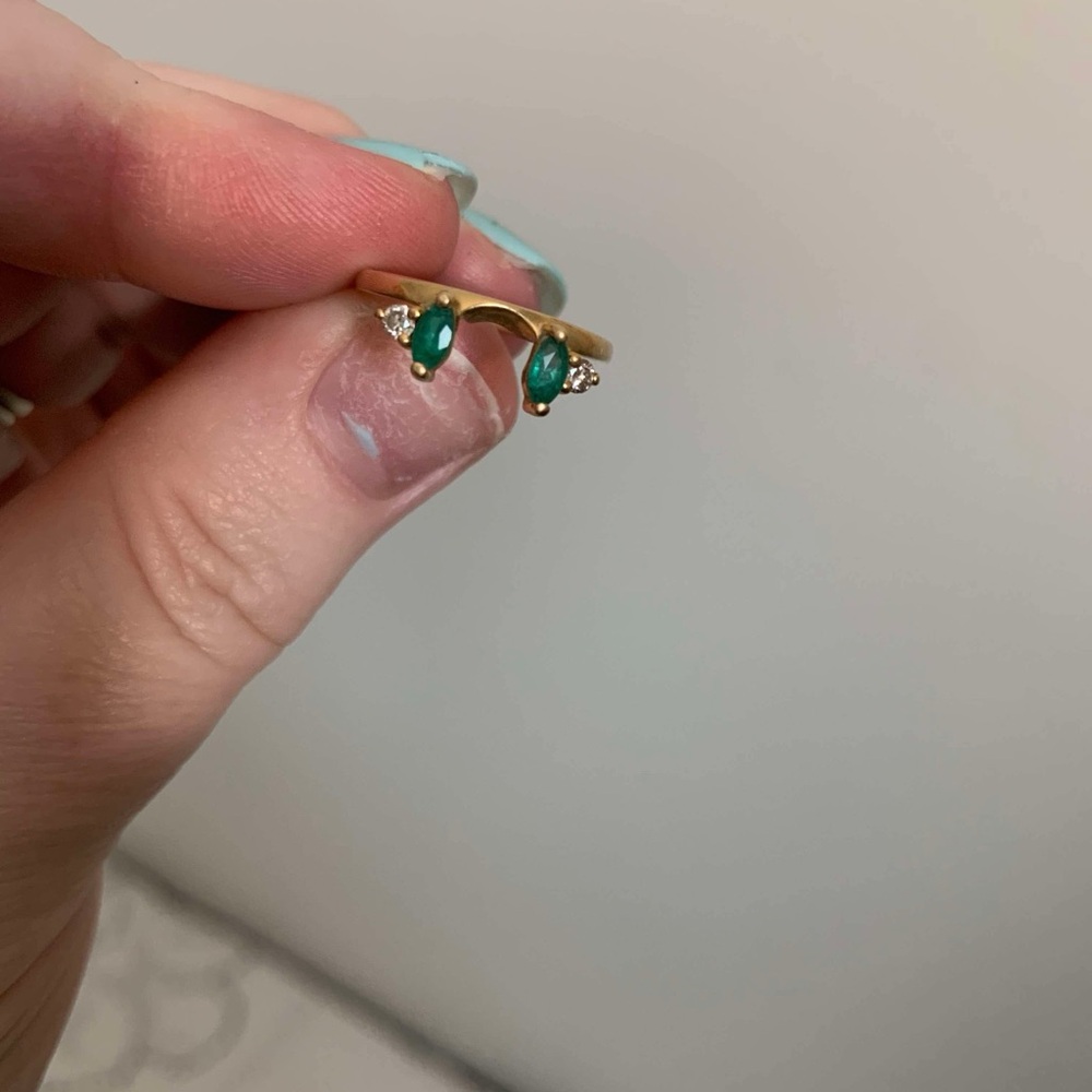 Elegant Yellow Gold wedding band with Emeralds & Diamonds